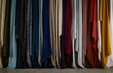 Samtsotffe aus recyceltem Polyester in silber