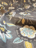 Dekostoff mit Blumen in grau