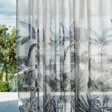 Transparenter Stoff mit tropischen Muster in grauen Farben