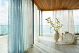 Raumhohe transparente Stoffe in der Farbe pergament