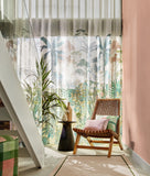 Transparenter Leinenstoff mit tropischen Musterdruck in grau