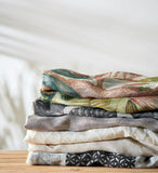 Transparenter Stoff mit Palmen in grauen Farbtönen