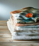 feine Leinenstoffe mit schwarzen Effektstreifen