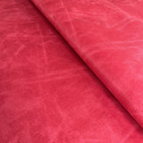 Leder in der Farbe rot