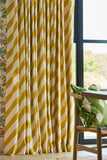 Vorhangstoffe mit Diagonalstreifen in rot und rosa