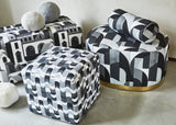 Pouf Stoff in schwarz, weiß und grau