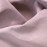 feiner Samtstoff in der Farbe flieder