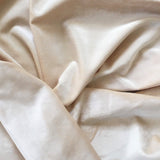 Samtstoff zum Polstern in der Farbe creme