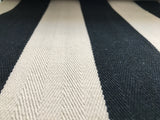 Schwarz weißer Streifenstoff