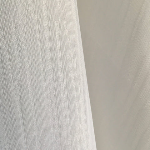 Mustergewebter Gardinenstoff aus recycelten Polyester in der Farbe creme