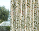 raumhoher William Morris Stoff mit Blumen
